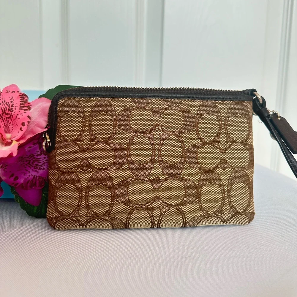 #68 COACH ~ Signature Brown and Cream w/Black Leather Wristlet Strap and Hangtag - Picture 4 of 12